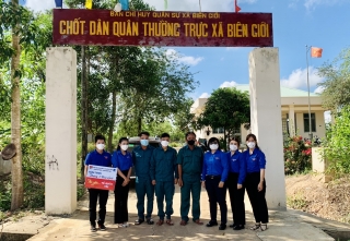 Đoàn thanh niên phường Ninh Thạnh và Hiệp Ninh thăm và tặng 300 khẩu trang y tế các chốt dân quân xã Biên Giới