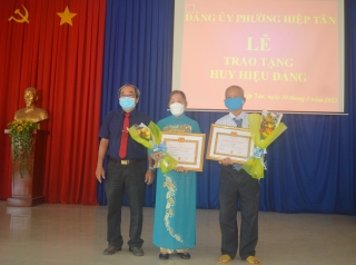 Hòa Thành: Trao tặng Huy hiệu Đảng cho 6 đảng viên thuộc Đảng bộ phường Hiệp Tân