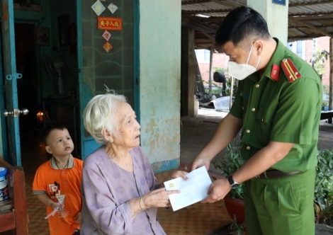 Thăm, tặng quà Mẹ Việt Nam anh hùng