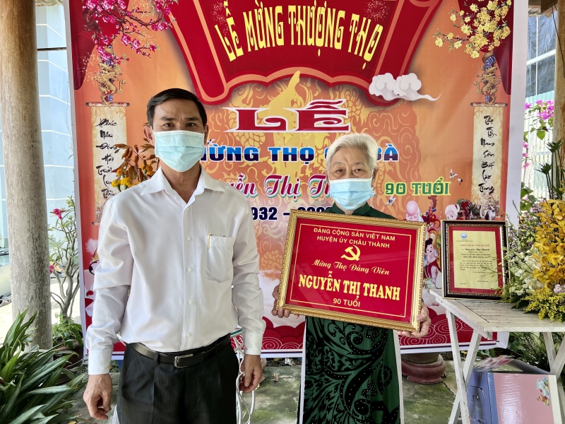 Thăm, tặng khánh mừng thọ cho đảng viên 90 tuổi.