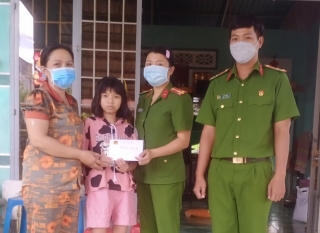 Công an TP. Tây Ninh: Trao tiền hỗ trợ cháu bé bị hẹp van động mạch phổi