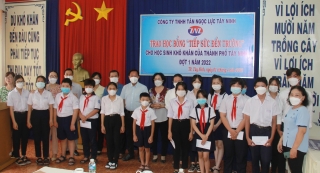 Hội Khuyến học thành phố Tây Ninh: Trao học bổng “Tiếp sức đến trường” đợt 1 năm 2022