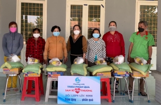 Hội LHPN xã Lộc Ninh: Trao quà cho hội viên phụ nữ nghèo