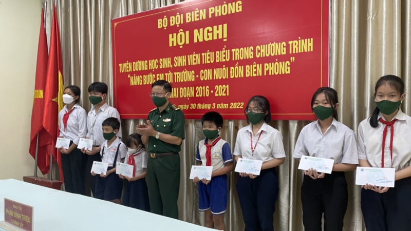 Tuyên dương học sinh, sinh viên tiêu biểu trong chương trình “Nâng bước em tới trường - Con nuôi đồn biên phòng”