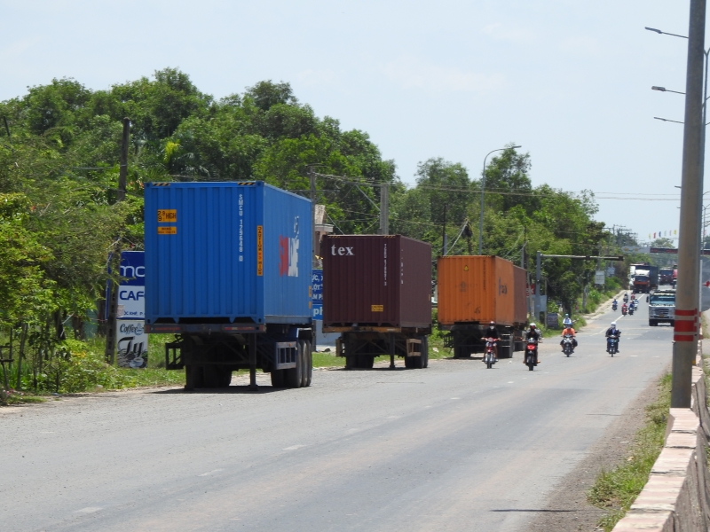 Để thùng xe container và dừng đỗ xe lấn chiếm lòng đường ĐT.782