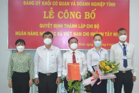 Trao Quyết định thành lập Chi bộ Ngân hàng Hợp tác xã Việt Nam Chi nhánh Tây Ninh