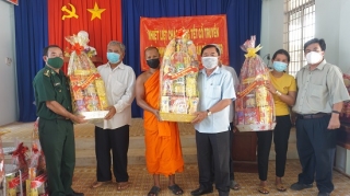 Lãnh đạo tỉnh thăm, tặng quà nhân dịp tết cổ truyền Chol Chnam Thmay