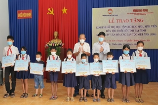Thăm và tặng học bổng cho học sinh, sinh viên dân tộc thiểu số huyện Châu Thành