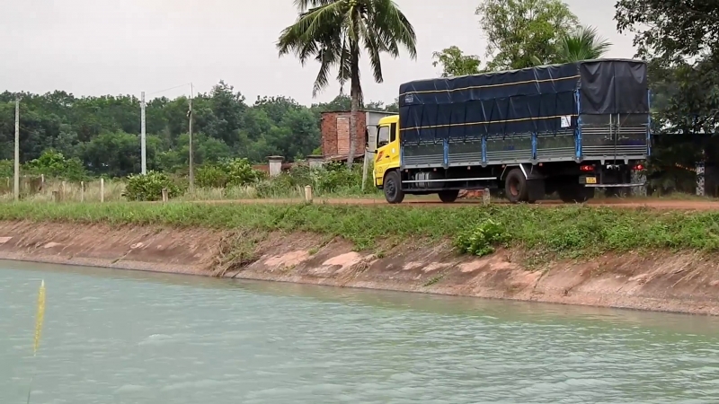 Tình trạng xe tải nặng “cày xới” bờ kênh Đông có giảm, nhưng vẫn còn diễn ra