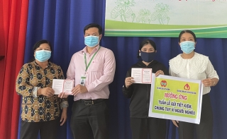 Hội viên Hội Nông dân xã Thái Bình tham gia gửi tiết kiệm hưởng ứng Tuần lễ tiết kiệm, chung tay vì người nghèo