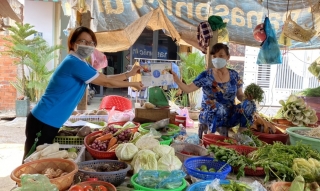 Hội LHPN phường Ninh Sơn tuyên truyền an toàn vệ sinh thực phẩm cho tiểu thương chợ Ninh Sơn