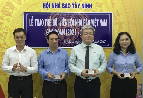 Hội Nhà báo tỉnh Tây Ninh: Trao thẻ hội viên giai đoạn 2021-2026