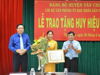 Chủ tịch UBND huyện Tân Châu nhận Huy hiệu 30 tuổi Đảng
