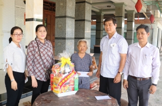 Ông Trần Văn Chiến- Phó Chủ tịch UBND tỉnh thăm, tặng quà gia đình chính sách tiêu biểu tại Gò Dầu
