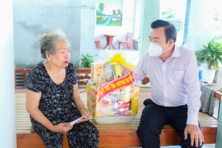 Phó Bí thư Thường trực Tỉnh uỷ thăm, tặng quà gia đình chính sách, người có công tại thị xã Trảng Bàng