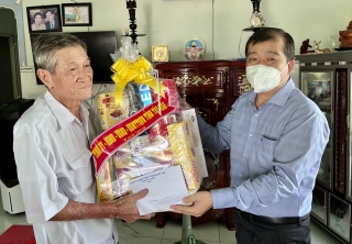 Thăm và tặng quà gia đình chính sách tiêu biểu tại huyện Châu Thành