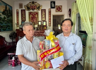 Thăm, tặng quà cho gia đình chính sách tiêu biểu huyện Châu Thành