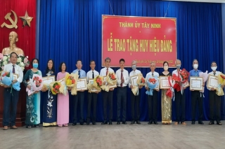 Thành ủy Tây Ninh: Trao Huy hiệu Đảng cho 48 đảng viên