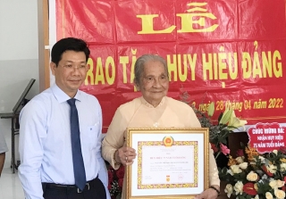 Trao Huy hiệu 75 tuổi Đảng cho đảng viên lão thành tại phường 3