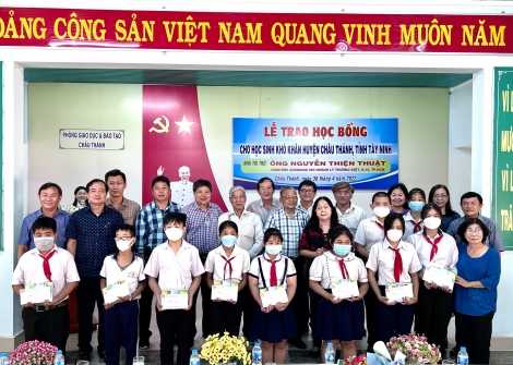 Trao học bổng cho học sinh nghèo và tặng mái ấm giáo viên