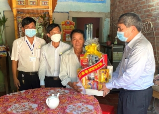 Phó Chủ tịch HĐND tỉnh thăm, tặng quà các gia đình chính sách huyện Tân Biên