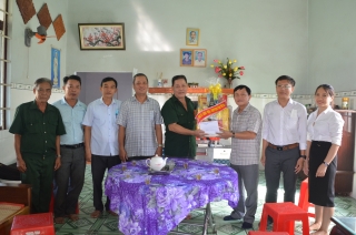 Ông Võ Văn Sớm- Chủ nhiệm UBKT Tỉnh ủy thăm gia đình chính sách tại huyện Tân Châu