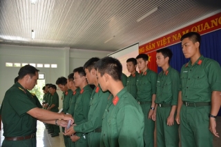 Huyện Tân Châu: Thăm chiến sĩ mới tại Trung đoàn 174