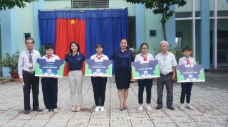 Trao học bổng “Tiếp sức đến trường” tại xã Thạnh Tân
