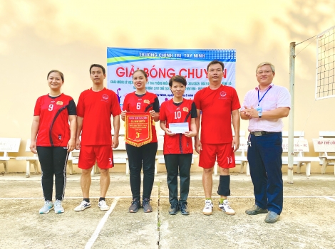 Trường Chính trị Tây Ninh: Sôi nổi giải bóng chuyền nam nữ phối hợp