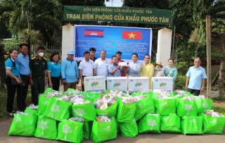 Hội LHPN huyện Châu Thành tặng quà cho phụ nữ Campuchia