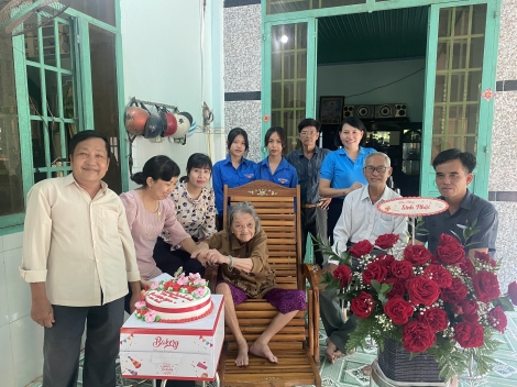 Tân Biên: Thăm, tặng quà các Mẹ Việt Nam anh hùng