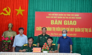 Bàn giao chức vụ Chính trị viên Ban CHQS thị xã Hoà Thành