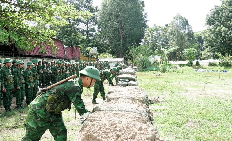 Chiến sĩ mới an tâm, thi đua huấn luyện giỏi, rèn kỷ luật tốt