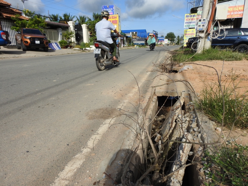 Nắp cống hỏng bên đường ĐT.786