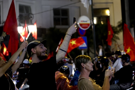 Người dân đổ ra đường ăn mừng trước chiến thắng của đội tuyển U23 Việt Nam