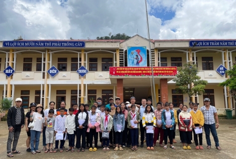 Tặng quà cho đồng bào dân tộc thiểu số miền núi Tây Giang, Quảng Nam
