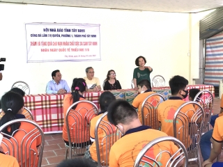Hội Nhà báo tỉnh Tây Ninh: Tặng quà cho trẻ khuyết tật và nạn nhân chất độc da cam