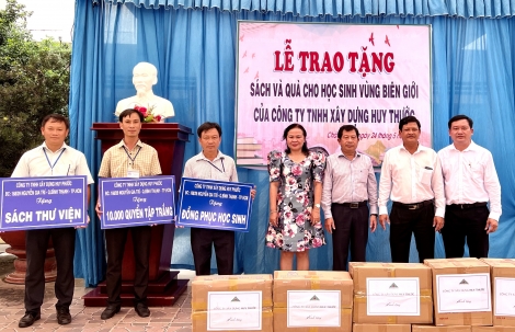 Châu Thành: Trao tặng sách và quà cho học sinh vùng biên giới