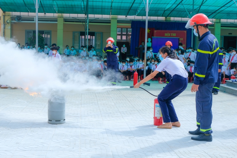 Hơn 700 học sinh và giáo viên tham gia chương trình trải nghiệm thực tế một ngày làm chiến sĩ chữa cháy và cứu nạn cứu hộ