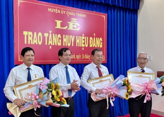 Bí thư Huyện uỷ Châu Thành Nguyễn Thành Tiễn và 18 đảng viên nhận Huy hiệu Đảng