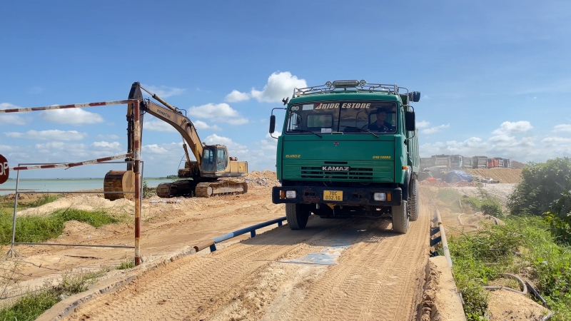 Vì sao hoạt động khai thác cát xây dựng trong lòng hồ Dầu Tiếng luôn là “điểm nóng”?