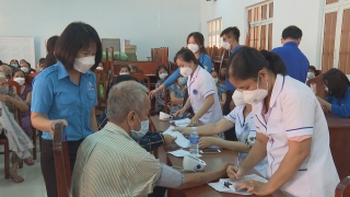 Tỉnh đoàn: Tặng quà và khám bệnh miễn phí cho người dân xã Trường Hòa