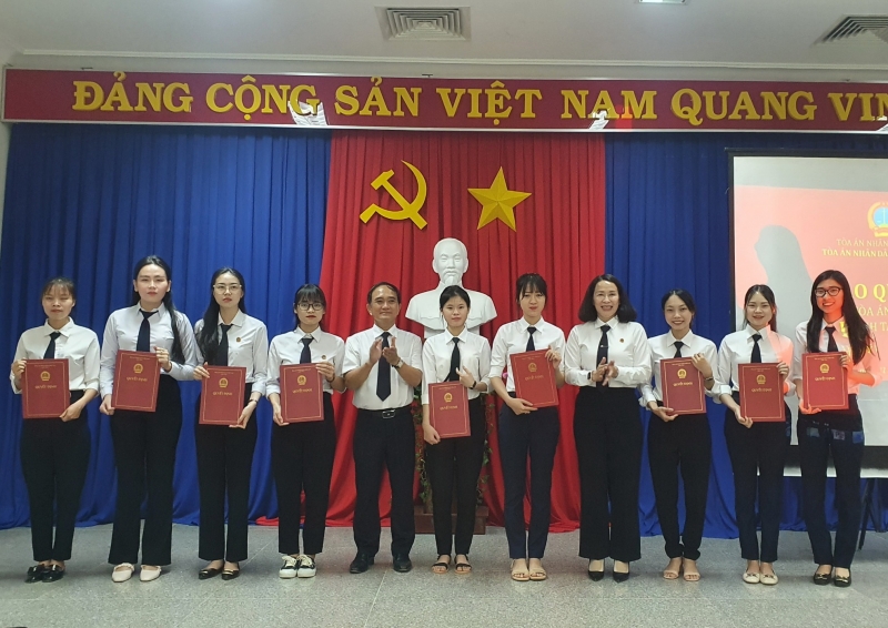 Trao quyết định tiếp nhận thư ký viên TAND