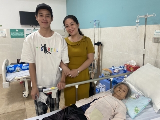 Báo Tây Ninh và Bệnh viện Đa khoa Hồng Hưng chúc mừng cụ Thành xuất viện
