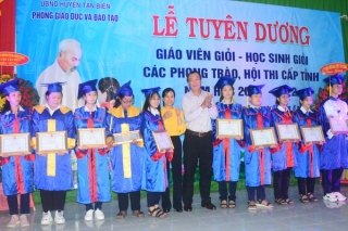 Tân Biên: Tuyên dương, khen thưởng giáo viên, học sinh giỏi