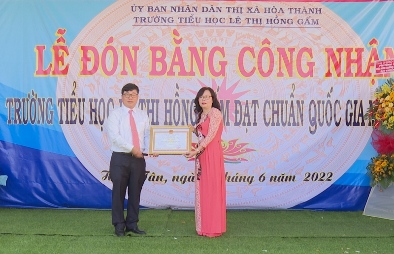 Hòa Thành: Trường tiểu học Lê Thị Hồng Gấm đạt chuẩn quốc gia mức độ I