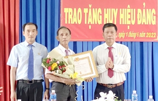 Tân Biên: Trao Huy hiệu 55 tuổi Đảng cho đảng viên