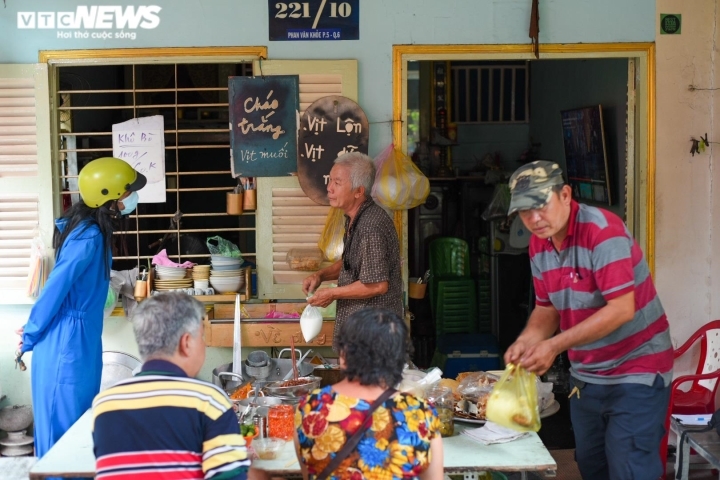 Quán cháo đong đầy nghĩa tình ở TP.HCM, suốt 10 năm chỉ bán giá 1.000 đồng