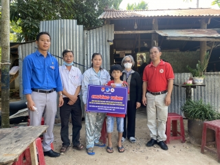 Tân Biên: Tặng quà cho trẻ em khuyết tật và nạn nhân chất độc da cam/dioxin