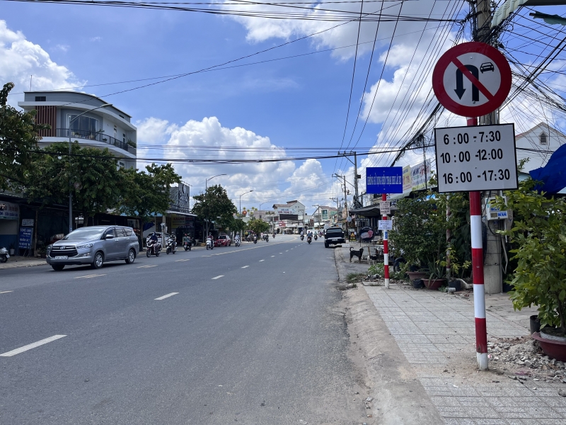 Lắp đặt biển báo cấm đỗ xe, cấm quay đầu xe ô tô tại một số tuyến đường